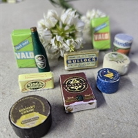 dukkehusvarer-koebmandsvarer-flaske-forskellige-papkartonvarer-vintage-legetoej